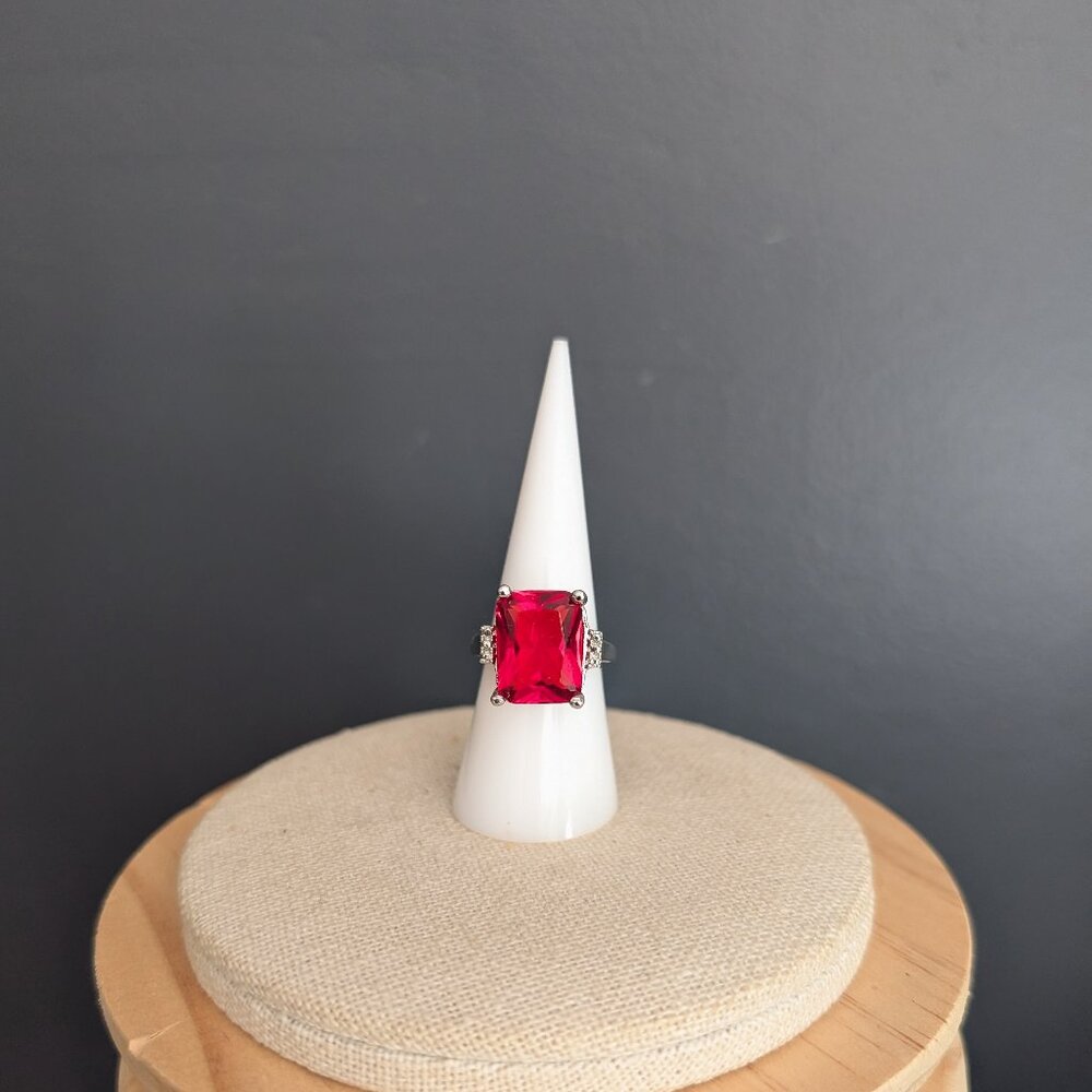 Large red glass statement ring - Picture 2 of 12
